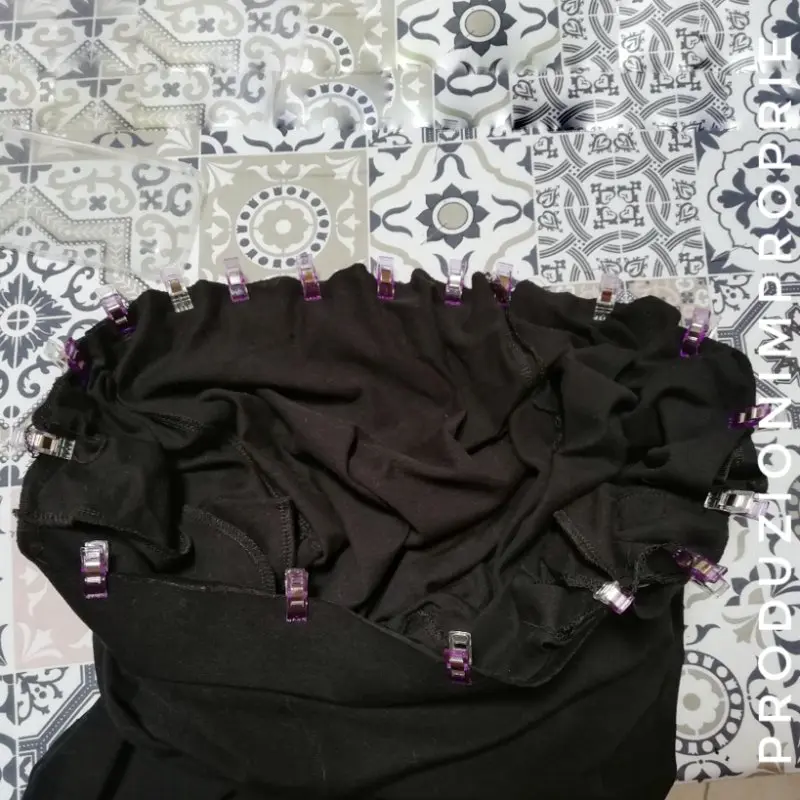appuntare il cinturino sui pantaloni