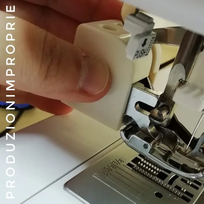 Come funziona il piedino tagliacuci? sistemare la forcella alla vite di fissaggio del piedino