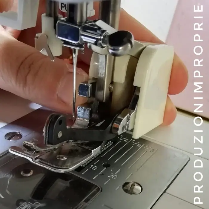 Come funziona il piedino tagliacuci? sistemare il braccino alla vite dell'ago