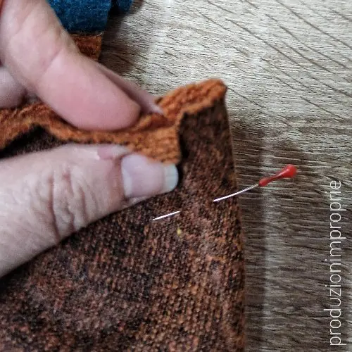 Fare combaciare le tacche alla base della pince