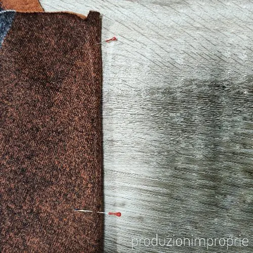 Pince piegata e spillata pronta per essere cucita
