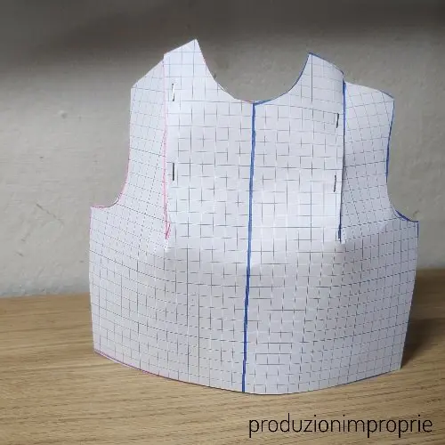 Modello in carta di un busto donna con pinces