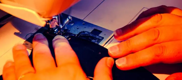 Produzionimproprie - Blog di cucito alternativo e militante - Tutorial cucito, guida tagliacuci mani che cuciono con la macchina da cucire