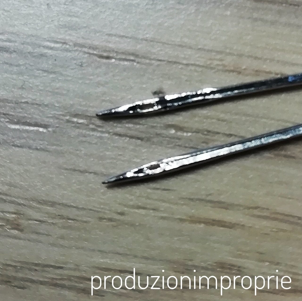 ago ball point a confronto con un ago universale