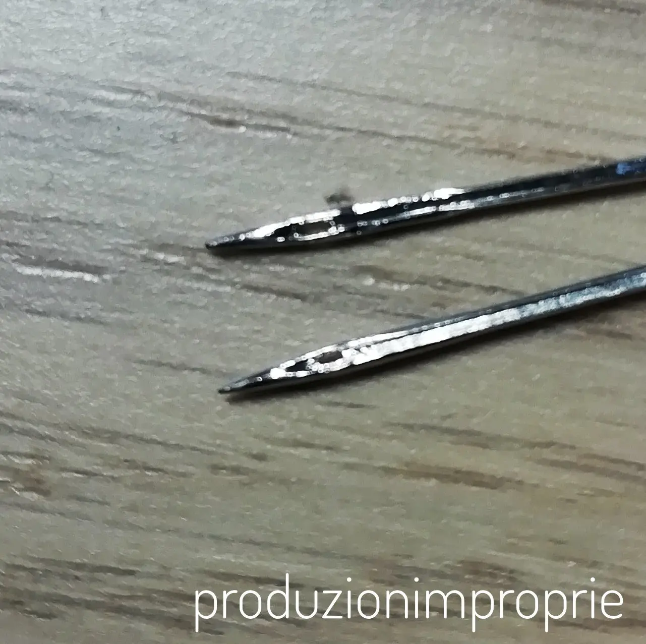 ago ball point a confronto con un ago universale