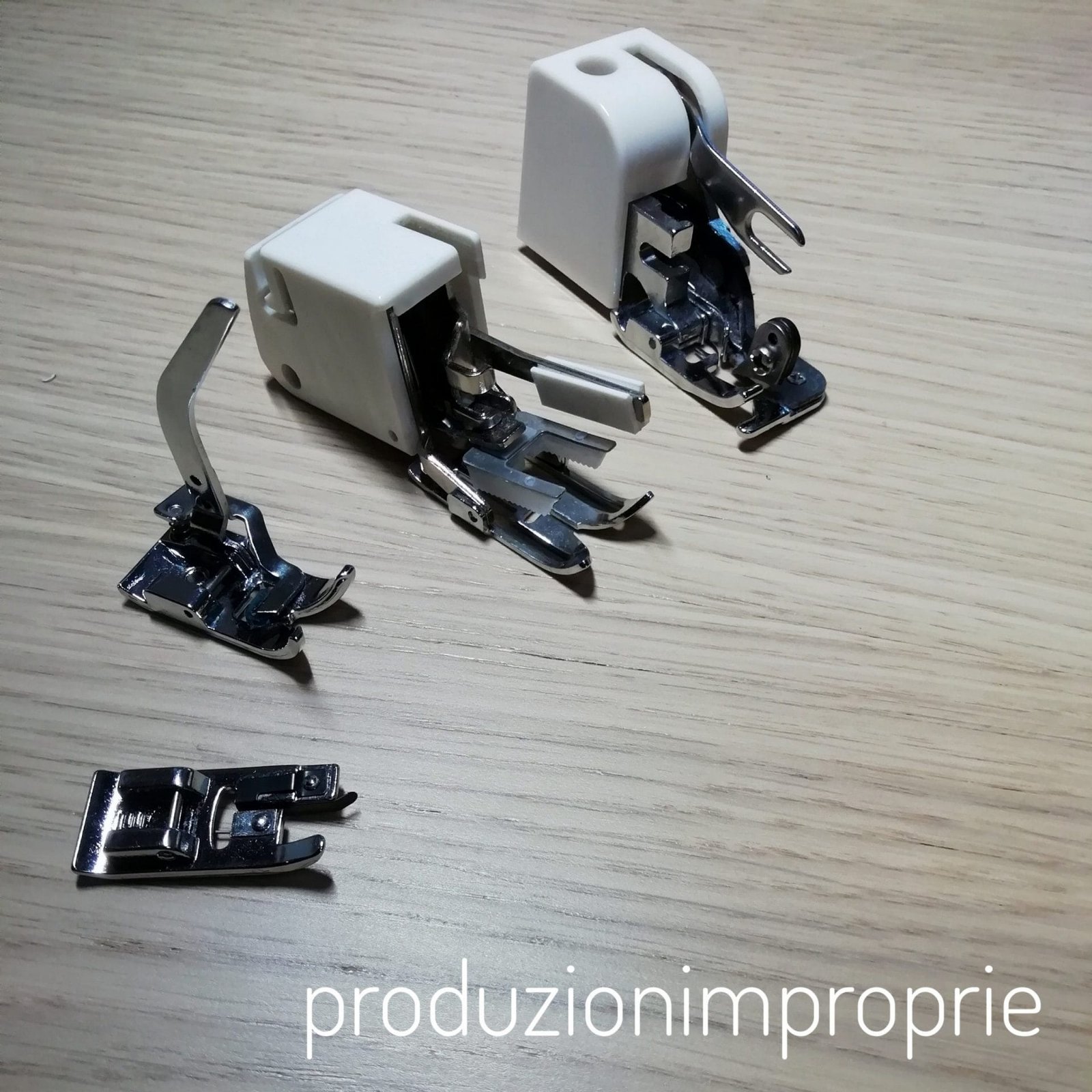 piedini per la maglina e gli altri tessuti elastici: piedino overlock, piedino per maglia, piedino doppio trasporto, piedino tagliacuci.