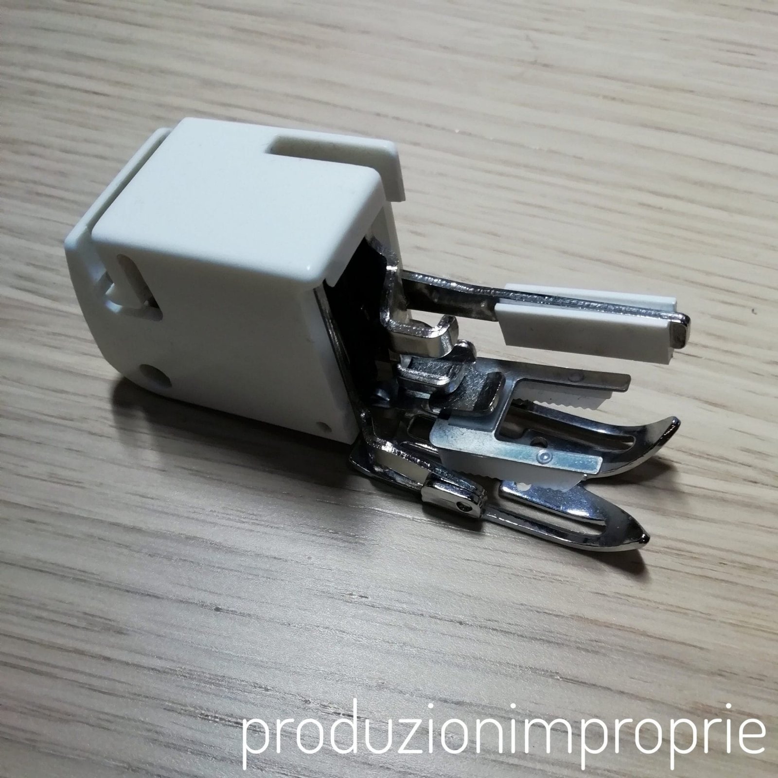 piedino doppio trasporto per cucire il jersey