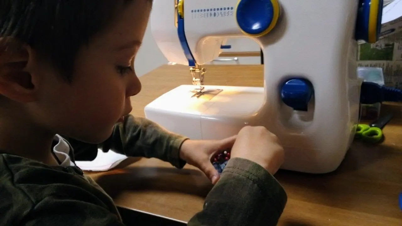 E' un gioco da ragazzi - Come introdurre il cucito ai bambini in sicurezza insegnare ai bambini a cucire