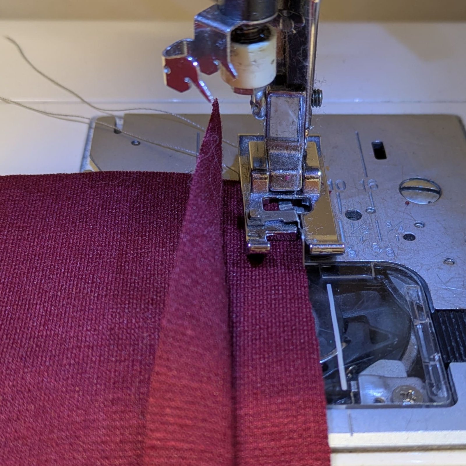 rifinitura cuciture con overlock
